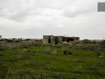 In lontananza si erge una vecchia casetta in pietra probabilmente appartenuta in passato a un contadino 